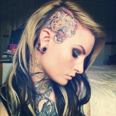 Fotos de mulheres com cabelo raspado do lado e tatuagem