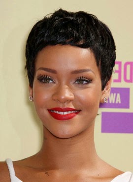 Fotos da Rihanna com cabelo joãozinho curto